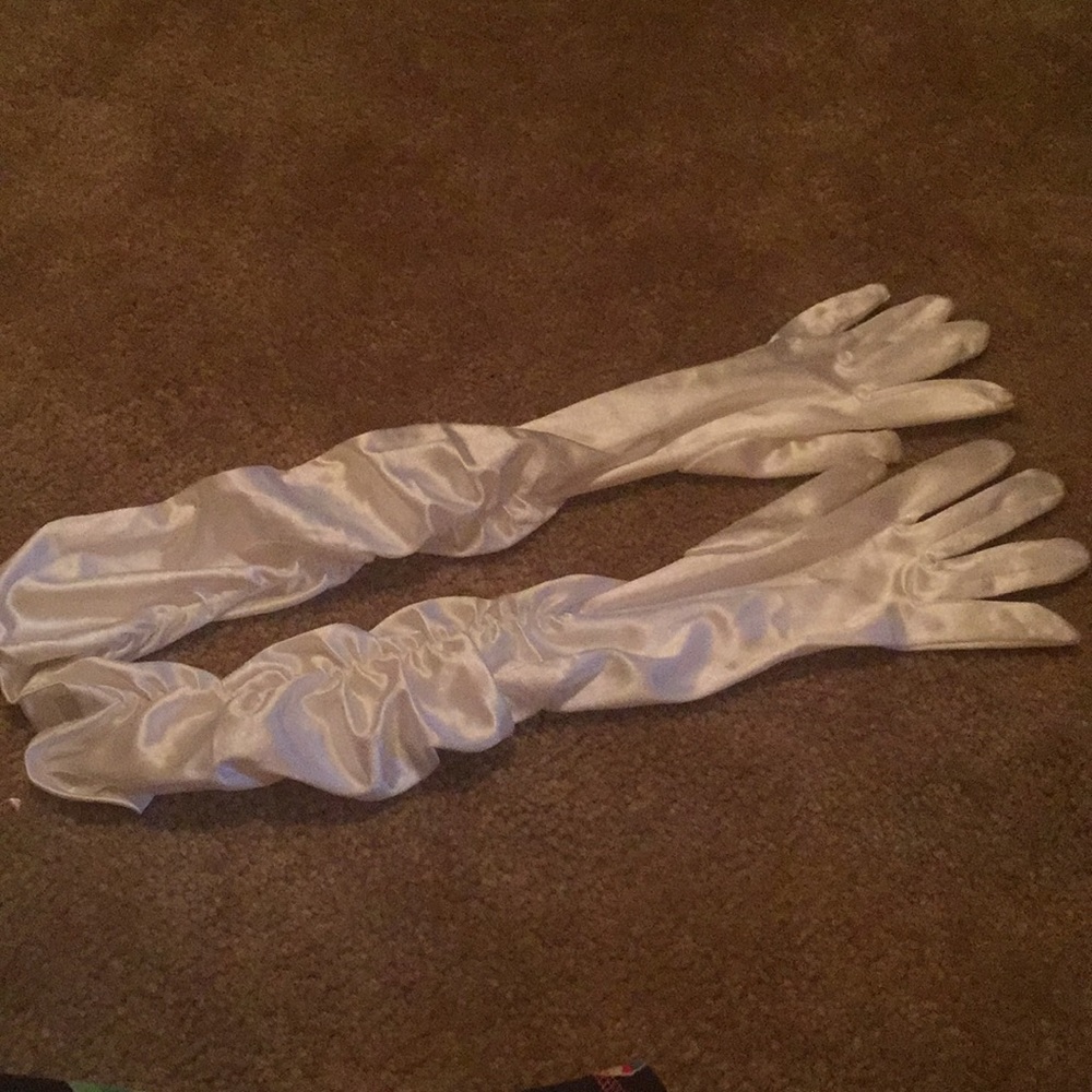 White dress gloves 🤍